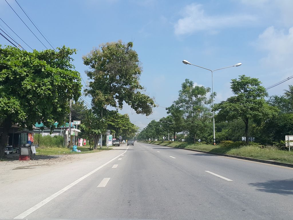 ภาพถนนตรงที่ มาวสุดบัก ตั้งอยู่ ถ่ายโดย jrcarlsen พ.ศ. 2558 (2015) · A street-level view of where มาวสุดบัก · Maosutbak stands, by jrcarlsen in 2558 (2015)