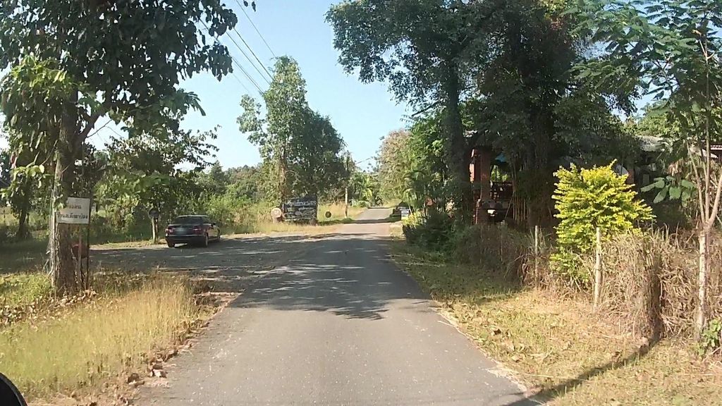ภาพถนนตรงที่ สเต็กผาป่อง ตั้งอยู่ ถ่ายโดย julcnx พ.ศ. 2565 (2022) · A street-level view of where สเต็กผาป่อง · Steak Pha Pong stands, by julcnx in 2565 (2022)
