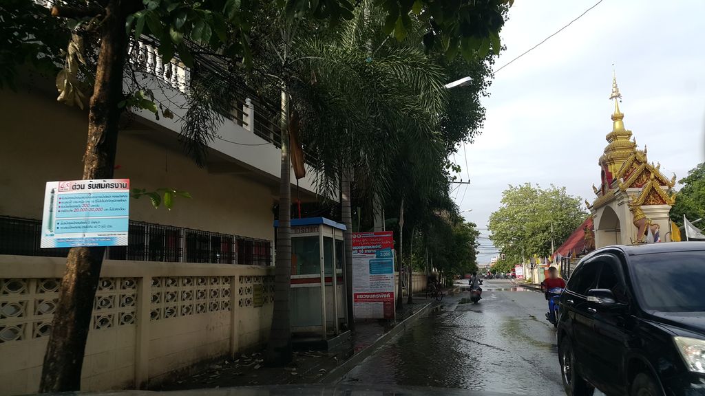 ภาพถนนตรงที่ ร้านสาละวินฟิชชิ่ง ตั้งอยู่ ถ่ายโดย jrcarlsen พ.ศ. 2559 (2016) · A street-level view of where ร้านสาละวินฟิชชิ่ง · Ran Salawin Fishing stands, by jrcarlsen in 2559 (2016)