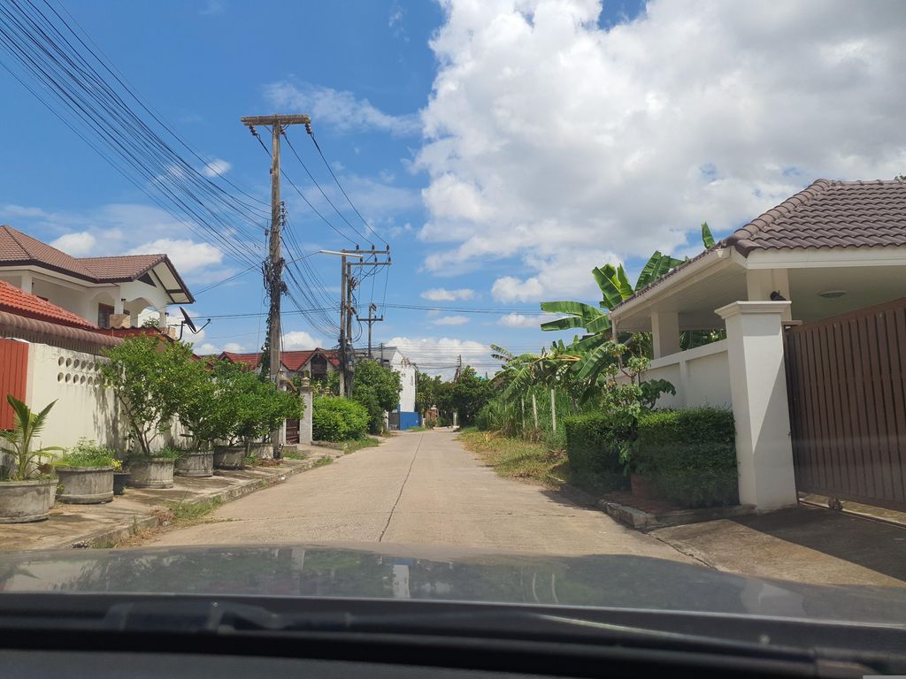 ภาพถนนตรงที่ Piumrak Nursery ตั้งอยู่ ถ่ายโดย jrcarlsen พ.ศ. 2566 (2023) · A street-level view of where Piumrak Nursery stands, by jrcarlsen in 2566 (2023)