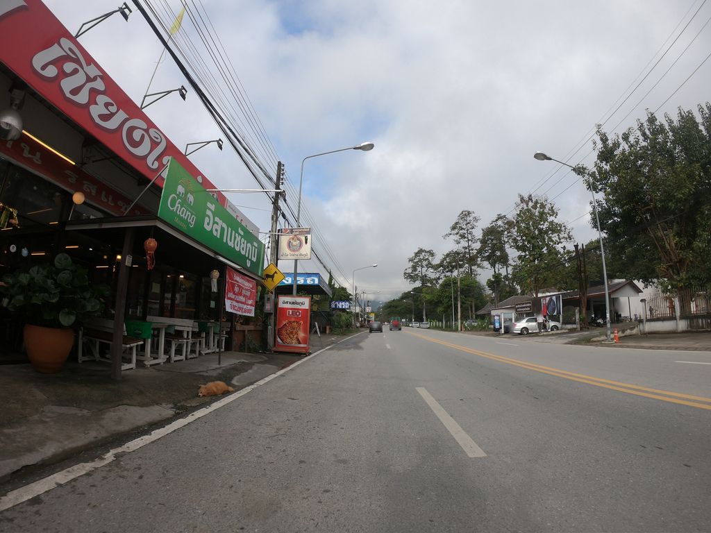 ภาพถนนตรงที่ ร้านอีสานชัยภูมิ ตั้งอยู่ ถ่ายโดย chanuwath_grab พ.ศ. 2562 (2019) · A street-level view of where ร้านอีสานชัยภูมิ · Ran Isanchaiphumi stands, by chanuwath_grab in 2562 (2019)