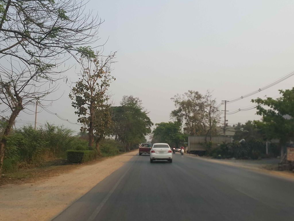 ภาพถนนตรงที่ น้ำดื่ม เดอะวัน ตั้งอยู่ ถ่ายโดย jrcarlsen พ.ศ. 2558 (2015) · A street-level view of where น้ำดื่ม เดอะวัน · Nam Duem The Wan stands, by jrcarlsen in 2558 (2015)