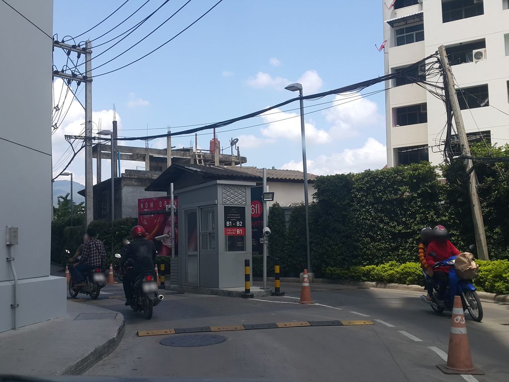 ภาพถนนตรงที่ Big Camera Maya Chiang Mai ตั้งอยู่ ถ่ายโดย jrcarlsen พ.ศ. 2558 (2015) · A street-level view of where Big Camera Maya Chiang Mai stands, by jrcarlsen in 2558 (2015)