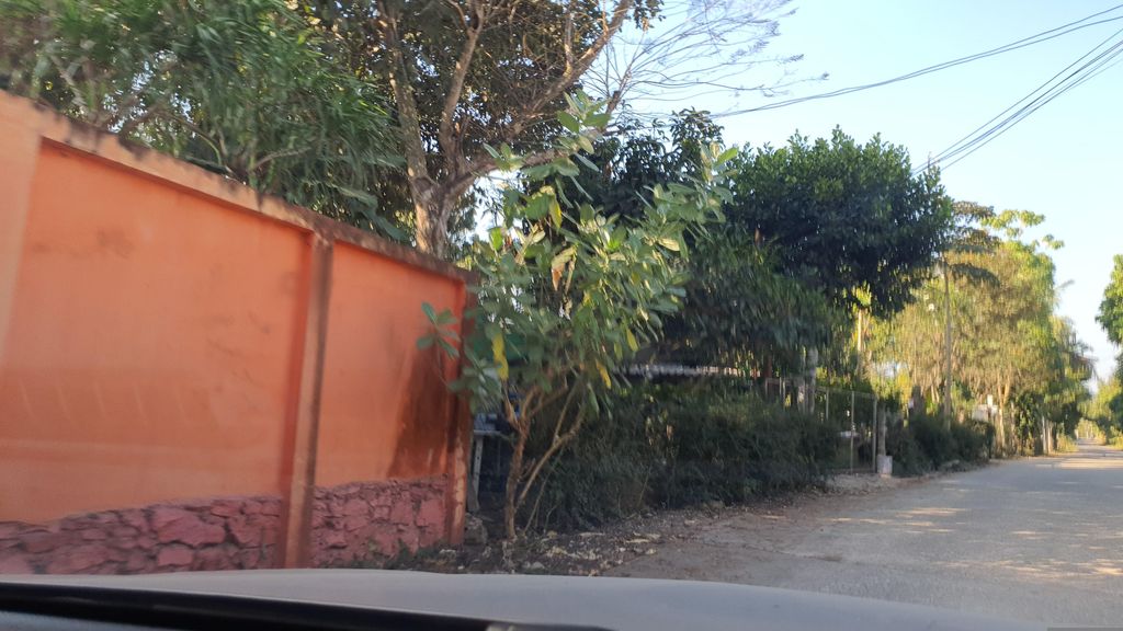 ภาพถนนตรงที่ ออบ ไอ อุ่น ตั้งอยู่ ถ่ายโดย jrcarlsen พ.ศ. 2566 (2023) · A street-level view of where ออบ ไอ อุ่น · Op Ai Un stands, by jrcarlsen in 2566 (2023)