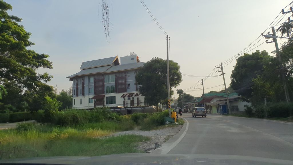 ภาพถนนตรงที่ บ้านวัฒนา ตั้งอยู่ ถ่ายโดย jrcarlsen พ.ศ. 2564 (2021) · A street-level view of where บ้านวัฒนา · Ban Watna stands, by jrcarlsen in 2564 (2021)