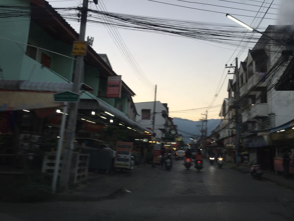 ภาพถนนตรงที่ ดริ้ง บาร์เบอร์ ตั้งอยู่ ถ่ายโดย kyoko พ.ศ. 2561 (2018) · A street-level view of where ดริ้ง บาร์เบอร์ · Dring Barber stands, by kyoko in 2561 (2018)