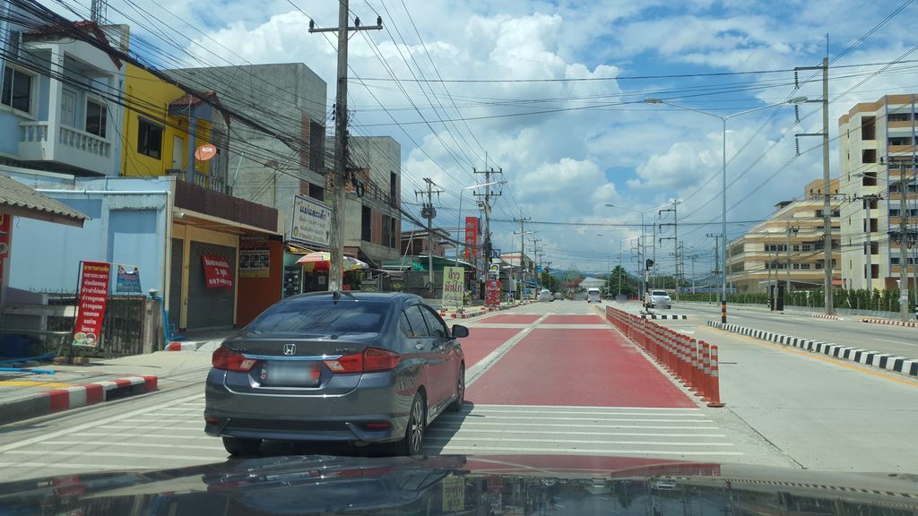 ภาพถนนตรงที่ โลตัส หน้ารพสันทราย ตั้งอยู่ ถ่ายโดย jrcarlsen พ.ศ. 2564 (2021) · A street-level view of where โลตัส หน้ารพสันทราย · Lotus Nanpha San Sai stands, by jrcarlsen in 2564 (2021)