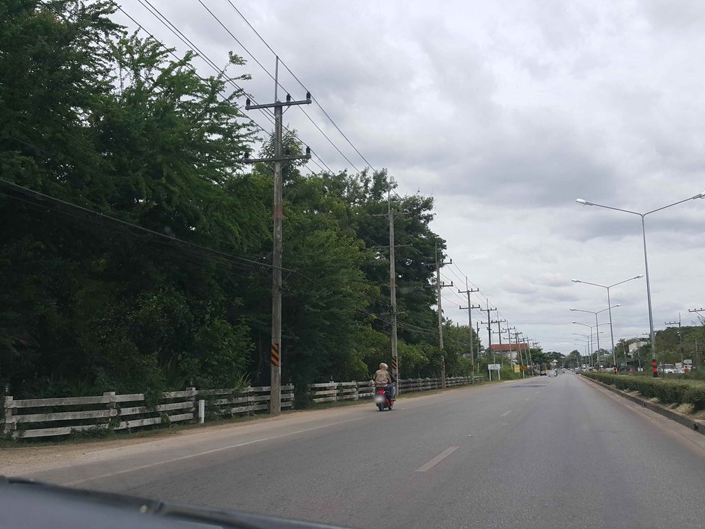 ภาพถนนตรงที่ Kaomai Lanna Resort ตั้งอยู่ ถ่ายโดย jrcarlsen พ.ศ. 2558 (2015) · A street-level view of where Kaomai Lanna Resort stands, by jrcarlsen in 2558 (2015)