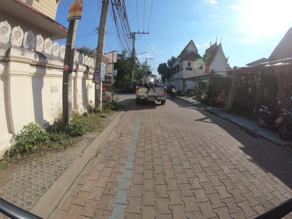 ภาพถนนตรงที่ บ้านขุนแปะ ตั้งอยู่ ถ่ายโดย chanuwath_grab พ.ศ. 2562 (2019) · A street-level view of where บ้านขุนแปะ · Ban Khunpae stands, by chanuwath_grab in 2562 (2019)