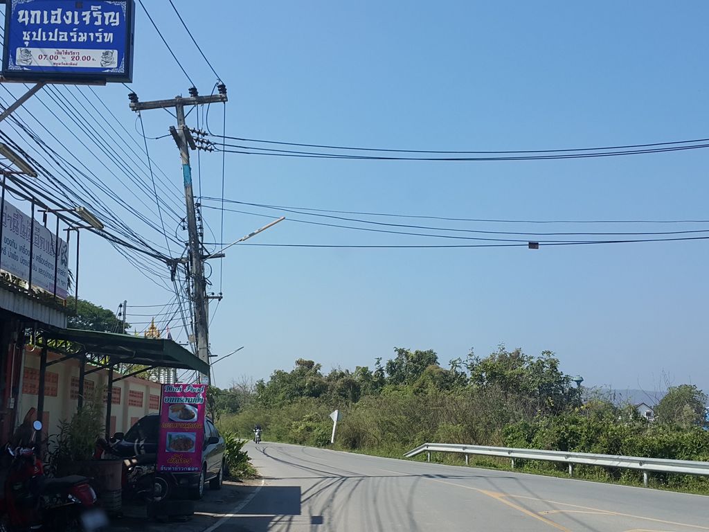 ภาพถนนตรงที่ Nui salon ตั้งอยู่ ถ่ายโดย jrcarlsen พ.ศ. 2559 (2016) · A street-level view of where Nui salon stands, by jrcarlsen in 2559 (2016)