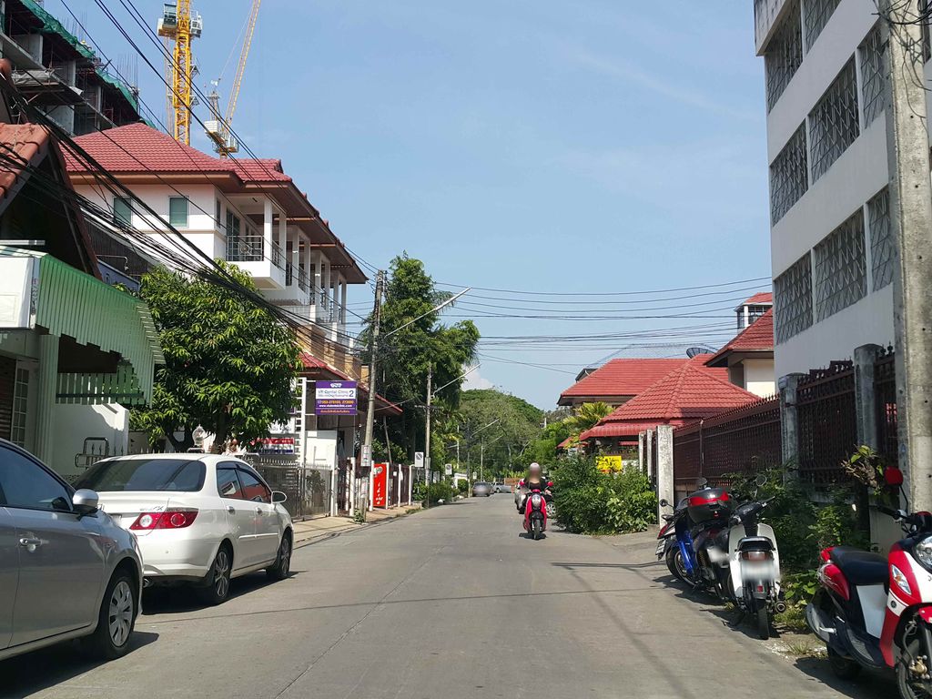ภาพถนนตรงที่ บริษัท บอนกาแฟ จำกัด ตั้งอยู่ ถ่ายโดย jrcarlsen พ.ศ. 2558 (2015) · A street-level view of where บริษัท บอนกาแฟ จำกัด · Bonkafae Chamkat Company stands, by jrcarlsen in 2558 (2015)