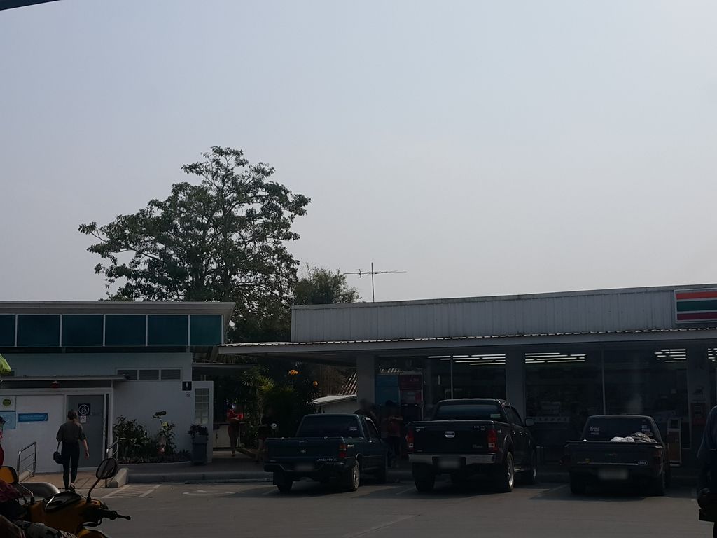 ภาพถนนตรงที่ Café Amazon ตั้งอยู่ ถ่ายโดย jrcarlsen พ.ศ. 2559 (2016) · A street-level view of where Café Amazon stands, by jrcarlsen in 2559 (2016)