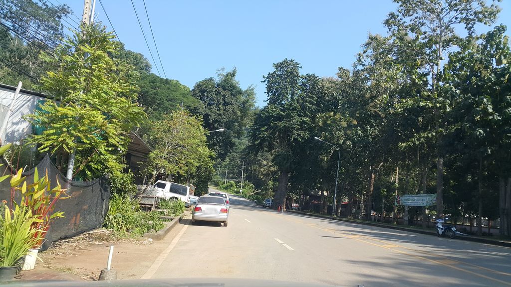ภาพถนนตรงที่ De-Gongkham ตั้งอยู่ ถ่ายโดย jrcarlsen พ.ศ. 2560 (2017) · A street-level view of where De-Gongkham stands, by jrcarlsen in 2560 (2017)