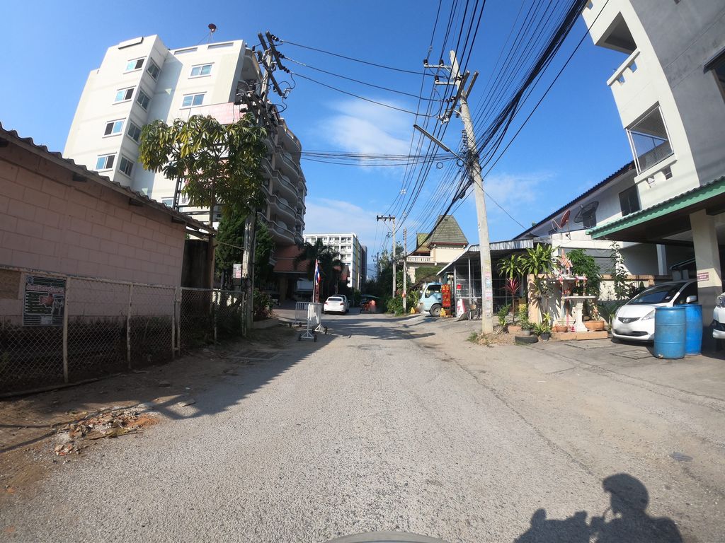 ภาพถนนตรงที่ Noppa Casa ตั้งอยู่ ถ่ายโดย chanuwath_grab พ.ศ. 2562 (2019) · A street-level view of where Noppa Casa stands, by chanuwath_grab in 2562 (2019)
