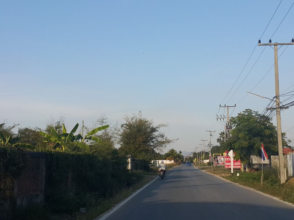 ภาพถนนตรงที่ หัตถาทิพย์ นวดไทย ตั้งอยู่ ถ่ายโดย jrcarlsen พ.ศ. 2559 (2016) · A street-level view of where หัตถาทิพย์ นวดไทย · Hatthathip Nuatthai stands, by jrcarlsen in 2559 (2016)