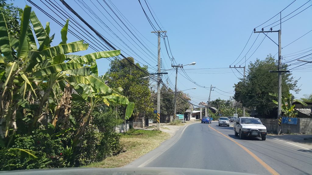 ภาพถนนตรงที่ ปั่นปัง คัพ ตั้งอยู่ ถ่ายโดย jrcarlsen พ.ศ. 2560 (2017) · A street-level view of where ปั่นปัง คัพ · Panpang Khap stands, by jrcarlsen in 2560 (2017)