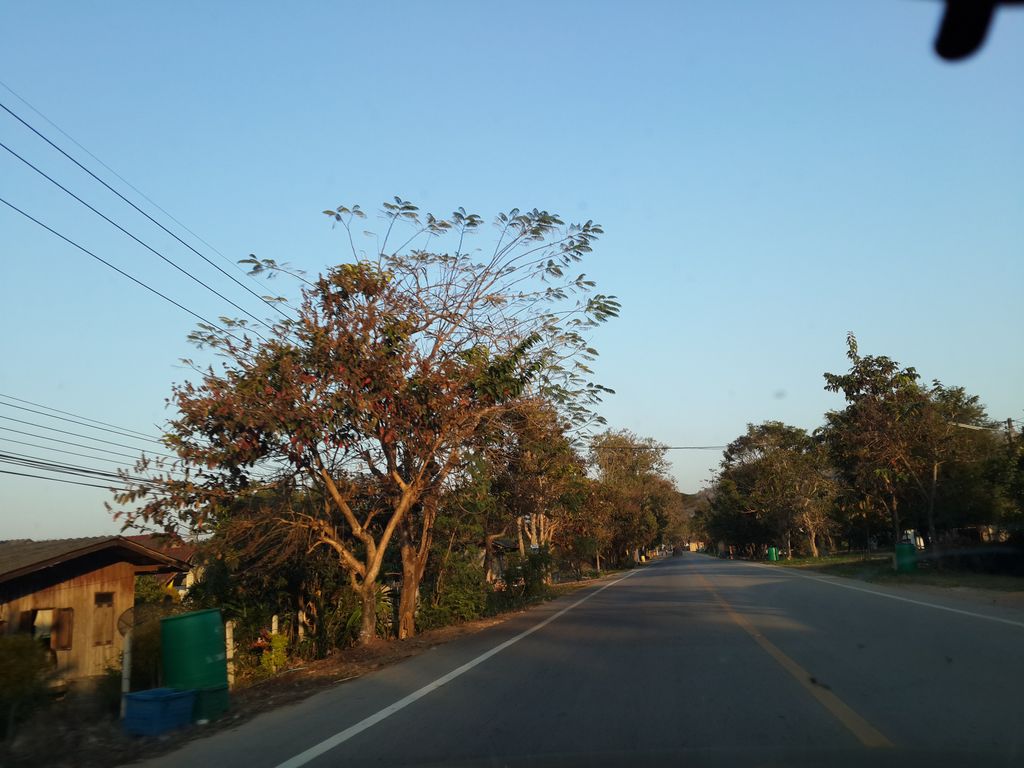 ภาพถนนตรงที่ ร้านเสริมสวยเบญโตะโบวี่ ตั้งอยู่ ถ่ายโดย mishari พ.ศ. 2558 (2015) · A street-level view of where ร้านเสริมสวยเบญโตะโบวี่ · Ben Tobowi Beauty salon stands, by mishari in 2558 (2015)