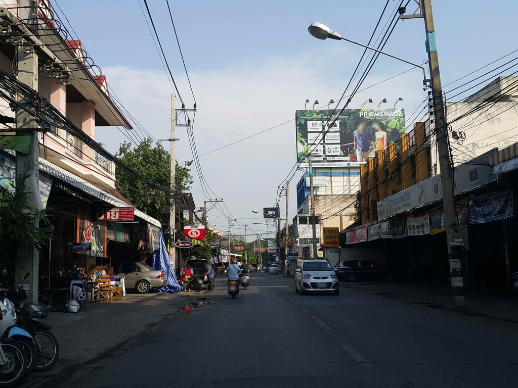 ภาพถนนตรงที่ RaminoDeCafe ตั้งอยู่ ถ่ายโดย jrcarlsen พ.ศ. 2558 (2015) · A street-level view of where RaminoDeCafe stands, by jrcarlsen in 2558 (2015)