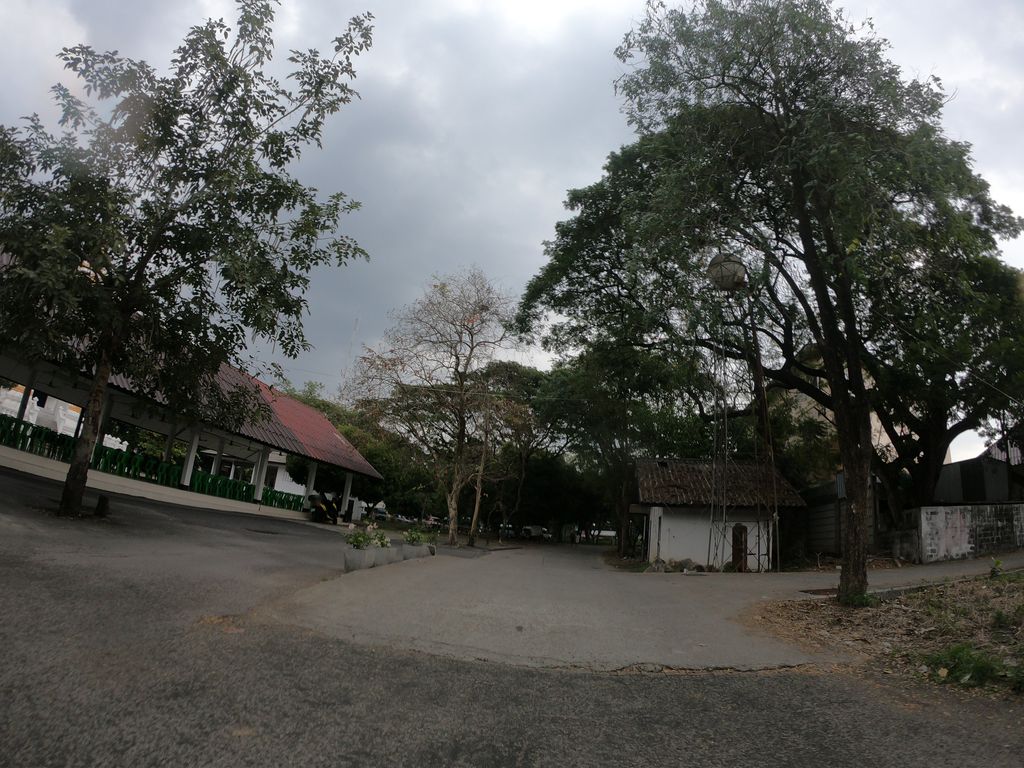 ภาพถนนตรงที่ สุสานประตูหายยา Hai Ya Crematorium ตั้งอยู่ ถ่ายโดย chanuwath_grab พ.ศ. 2562 (2019) · A street-level view of where สุสานประตูหายยา Hai Ya Crematorium stands, by chanuwath_grab in 2562 (2019)