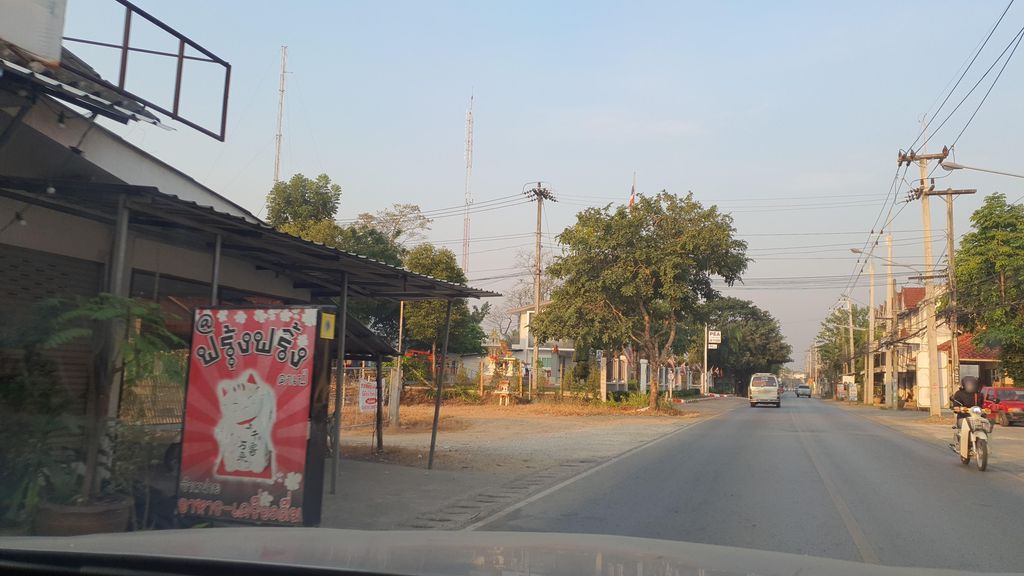 ภาพถนนตรงที่ ร้าน Rich 289 ตั้งอยู่ ถ่ายโดย jrcarlsen พ.ศ. 2566 (2023) · A street-level view of where ร้าน Rich 289 stands, by jrcarlsen in 2566 (2023)