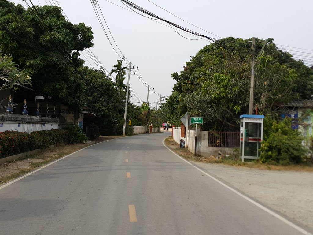 ภาพถนนตรงที่ วัดเทพาราม ตั้งอยู่ ถ่ายโดย jrcarlsen พ.ศ. 2557 (2014) · A street-level view of where วัดเทพาราม · Wat Thepharam stands, by jrcarlsen in 2557 (2014)