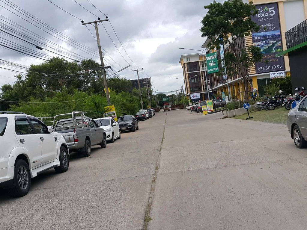 ภาพถนนตรงที่ Sleep Mai Lifestyle Hotel ตั้งอยู่ ถ่ายโดย jrcarlsen พ.ศ. 2558 (2015) · A street-level view of where Sleep Mai Lifestyle Hotel stands, by jrcarlsen in 2558 (2015)