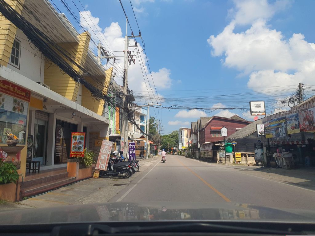 ภาพถนนตรงที่ พี.ที. คอร์ท ตั้งอยู่ ถ่ายโดย jrcarlsen พ.ศ. 2566 (2023) · A street-level view of where พี.ที. คอร์ท · Phi.thi. Court stands, by jrcarlsen in 2566 (2023)