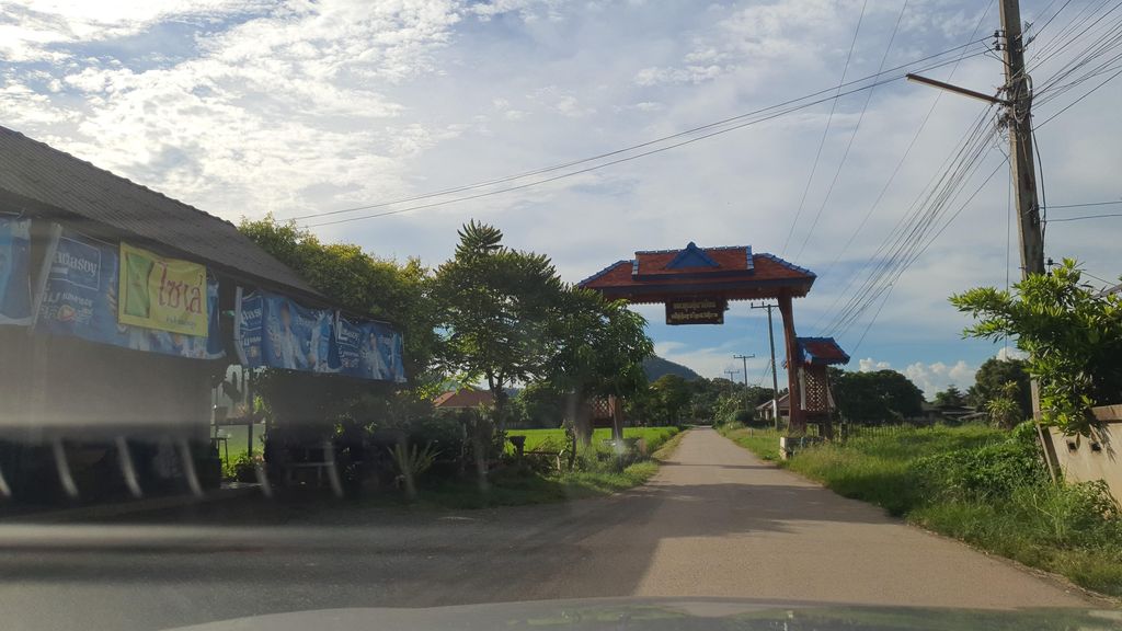 ภาพถนนตรงที่ พันล้านการเกษตร ตั้งอยู่ ถ่ายโดย jrcarlsen พ.ศ. 2564 (2021) · A street-level view of where พันล้านการเกษตร · Phanlan Kan Kaset stands, by jrcarlsen in 2564 (2021)