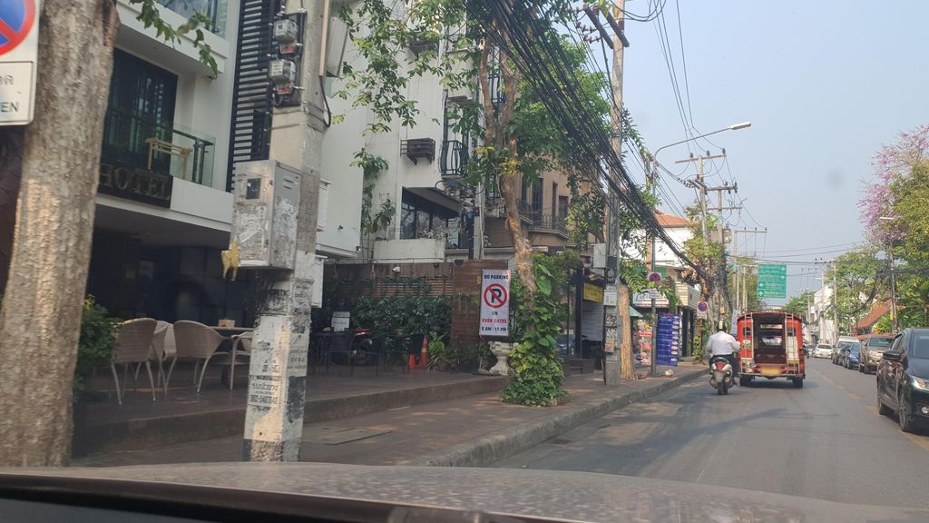 ภาพถนนตรงที่ Kitiwat Gallery ตั้งอยู่ ถ่ายโดย jrcarlsen พ.ศ. 2566 (2023) · A street-level view of where Kitiwat Gallery stands, by jrcarlsen in 2566 (2023)
