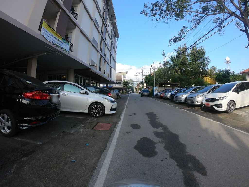 ภาพถนนตรงที่ หอพัก บ้านชัยปราณี ตั้งอยู่ ถ่ายโดย chanuwath_grab พ.ศ. 2562 (2019) · A street-level view of where หอพัก บ้านชัยปราณี · Ban Chai Prani Dormitory stands, by chanuwath_grab in 2562 (2019)