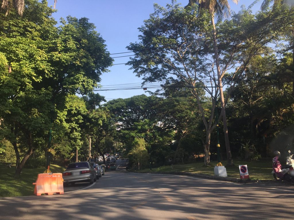 ภาพถนนตรงที่ คณะมนุษย์ฯ มช. แลปอาหาร ตั้งอยู่ ถ่ายโดย kyoko พ.ศ. 2561 (2018) · A street-level view of where คณะมนุษย์ฯ มช. แลปอาหาร · Khanamanut Mot. Laepahan stands, by kyoko in 2561 (2018)