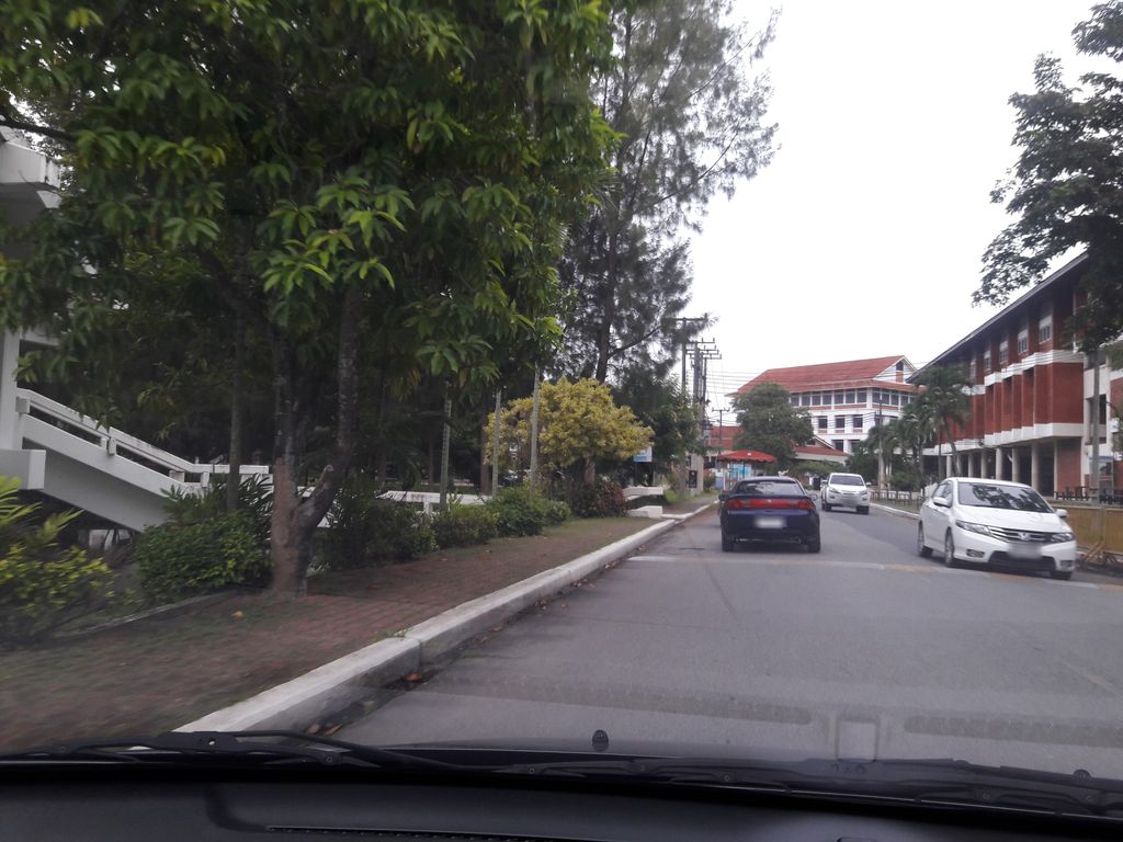 ภาพถนนตรงที่ The International College, Payap University ตั้งอยู่ ถ่ายโดย superbate พ.ศ. 2561 (2018) · A street-level view of where The International College, Payap University stands, by superbate in 2561 (2018)