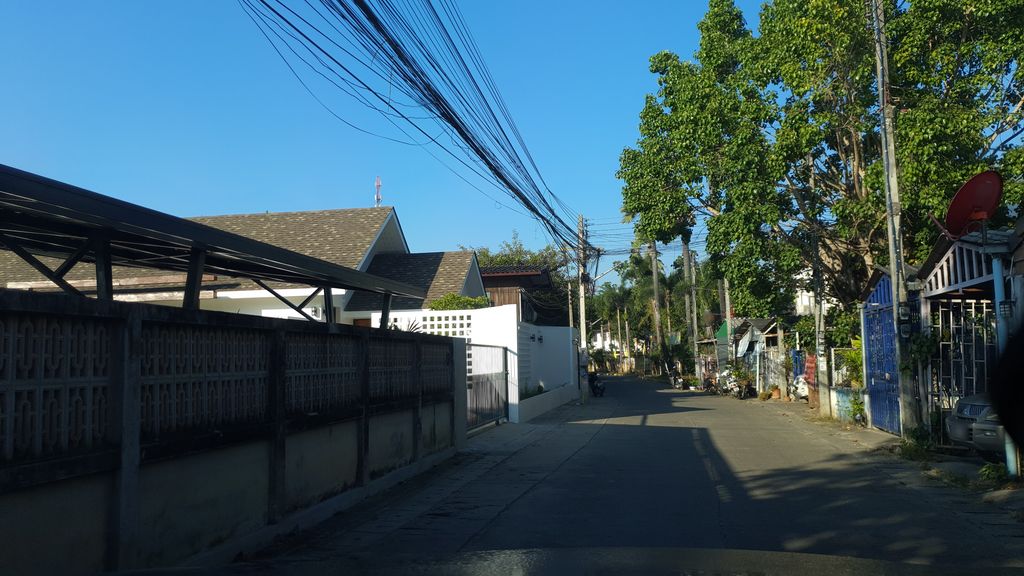 ภาพถนนตรงที่ ร้านอาหารลุมพินี ตั้งอยู่ ถ่ายโดย jrcarlsen พ.ศ. 2562 (2019) · A street-level view of where ร้านอาหารลุมพินี · Lumphini Restaurant stands, by jrcarlsen in 2562 (2019)