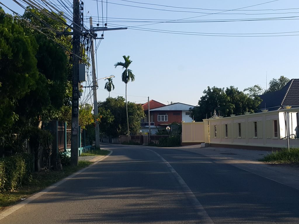 ภาพถนนตรงที่ เครปนายลักซ์ ตั้งอยู่ ถ่ายโดย jrcarlsen พ.ศ. 2558 (2015) · A street-level view of where เครปนายลักซ์ · Khrepnailak stands, by jrcarlsen in 2558 (2015)