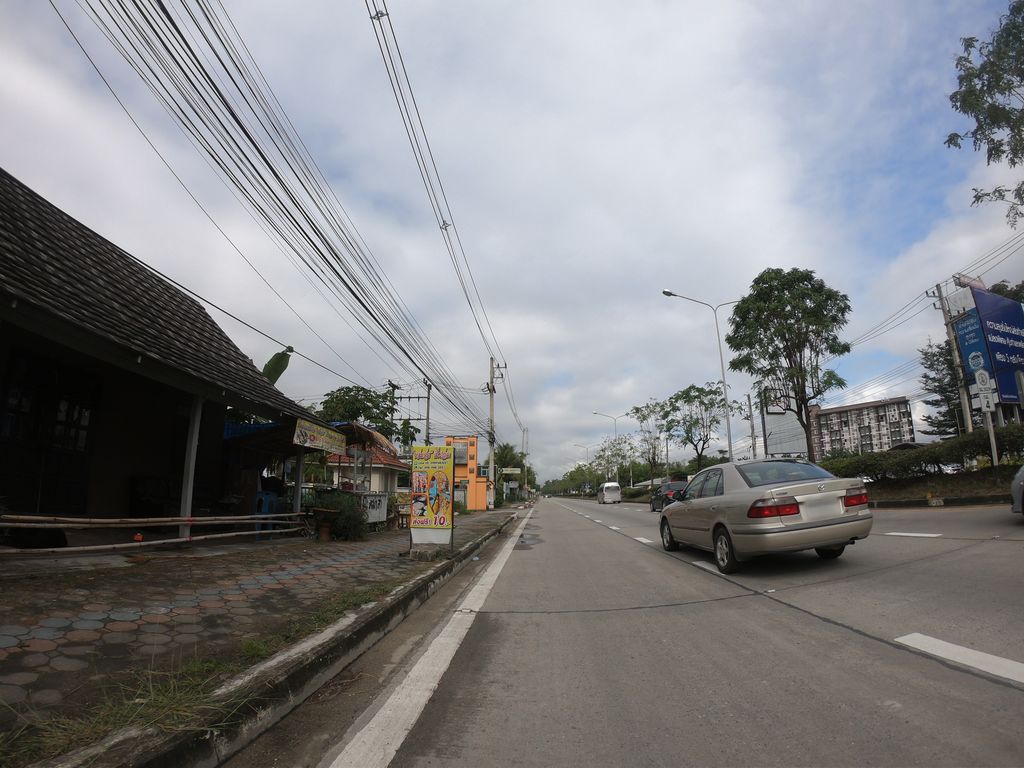 ภาพถนนตรงที่ I feel Homey Yoga ตั้งอยู่ ถ่ายโดย chanuwath_grab พ.ศ. 2562 (2019) · A street-level view of where I feel Homey Yoga stands, by chanuwath_grab in 2562 (2019)