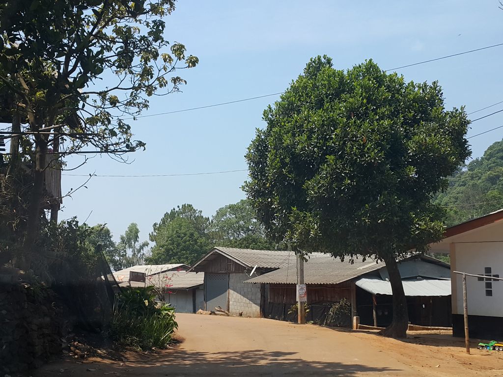 ภาพถนนตรงที่ ร้านพระคุณพ่อแม่ ตั้งอยู่ ถ่ายโดย jrcarlsen พ.ศ. 2559 (2016) · A street-level view of where ร้านพระคุณพ่อแม่ · Ran Phra Khun Phomae stands, by jrcarlsen in 2559 (2016)