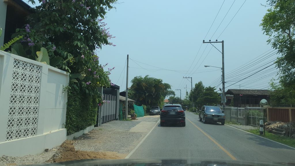 ภาพถนนตรงที่ เฮือนศุทธินี ตั้งอยู่ ถ่ายโดย jrcarlsen พ.ศ. 2564 (2021) · A street-level view of where เฮือนศุทธินี · Hueansutthini stands, by jrcarlsen in 2564 (2021)
