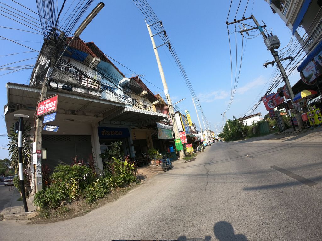 ภาพถนนตรงที่ ดงลาบ อาหารเหนือ (DongLarb) ตั้งอยู่ ถ่ายโดย chanuwath_grab พ.ศ. 2562 (2019) · A street-level view of where ดงลาบ อาหารเหนือ (DongLarb) stands, by chanuwath_grab in 2562 (2019)