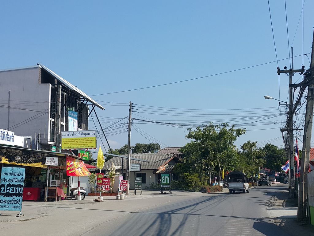 ภาพถนนตรงที่ เจตน์เภสัช JadePharmacy ตั้งอยู่ ถ่ายโดย jrcarlsen พ.ศ. 2558 (2015) · A street-level view of where เจตน์เภสัช JadePharmacy stands, by jrcarlsen in 2558 (2015)