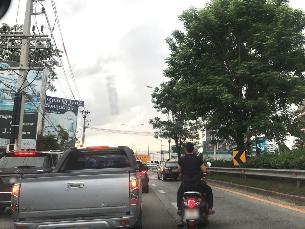ภาพถนนตรงที่ เครื่องกรองน้ำ ร้านเพียววอเตอร์ ตั้งอยู่ ถ่ายโดย prasert พ.ศ. 2561 (2018) · A street-level view of where เครื่องกรองน้ำ ร้านเพียววอเตอร์ · Khrueang Karongnam Ran Phiao Water stands, by prasert in 2561 (2018)