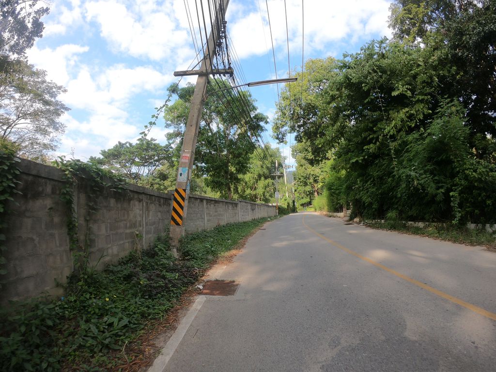 ภาพถนนตรงที่ Proud Phu Fah ตั้งอยู่ ถ่ายโดย chanuwath_grab พ.ศ. 2562 (2019) · A street-level view of where Proud Phu Fah stands, by chanuwath_grab in 2562 (2019)