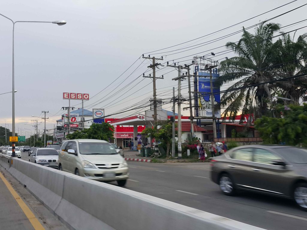 ภาพถนนตรงที่ ร้านไปรษณีย์ไทย เชียงใหม่ 206 - คาลเท็กซ์ มหิดล ตั้งอยู่ ถ่ายโดย jrcarlsen พ.ศ. 2558 (2015) · A street-level view of where ร้านไปรษณีย์ไทย เชียงใหม่ 206 - คาลเท็กซ์ มหิดล · Ran Praisani Thai Chiang Mai 206 - Caltex Mahitla stands, by jrcarlsen in 2558 (2015)