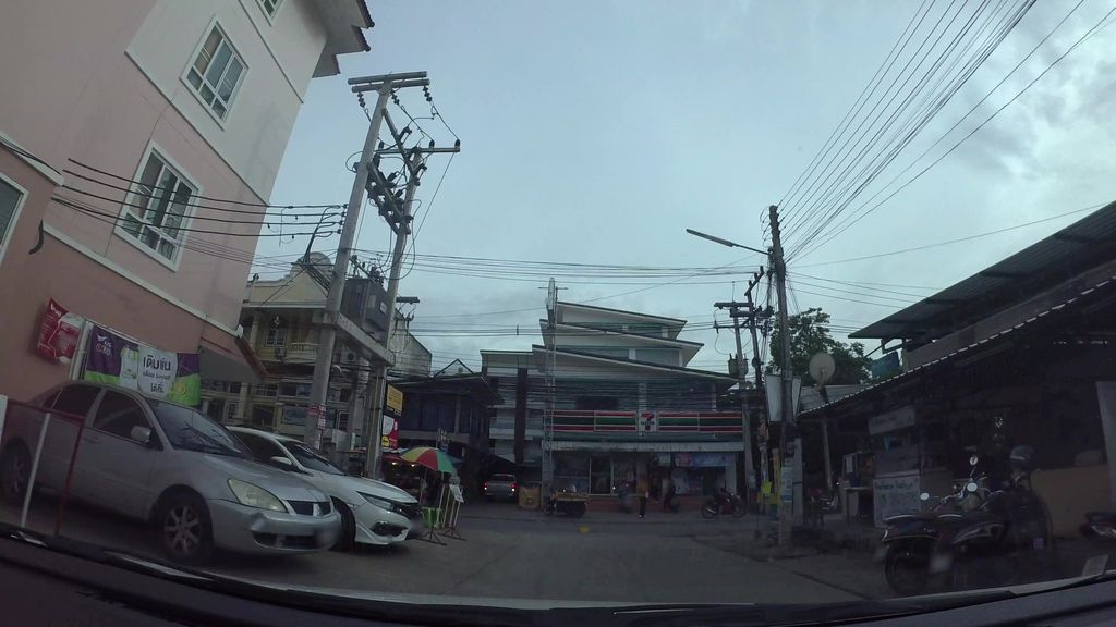 ภาพถนนตรงที่ บ้านชมจันทร์เชียงใหม่ บริการห้องพักรายวัน รายเดือน ตั้งอยู่ ถ่ายโดย kaart_3 พ.ศ. 2562 (2019) · A street-level view of where บ้านชมจันทร์เชียงใหม่ บริการห้องพักรายวัน รายเดือน · Ban Chomchan Chiang Mai Brikan Hongphak Raiwan Raiduean stands, by kaart_3 in 2562 (2019)