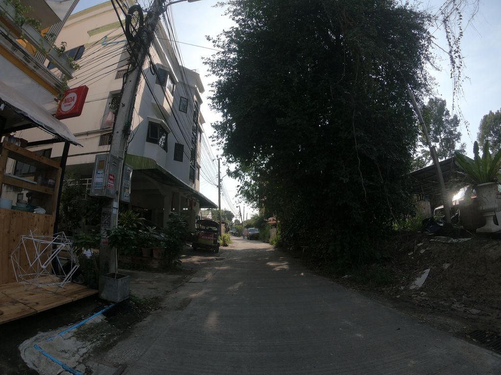 ภาพถนนตรงที่ Theprivate hotel ChiangMai ตั้งอยู่ ถ่ายโดย chanuwath_grab พ.ศ. 2562 (2019) · A street-level view of where Theprivate hotel ChiangMai stands, by chanuwath_grab in 2562 (2019)