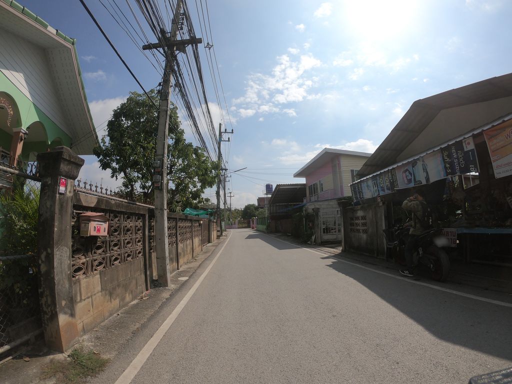ภาพถนนตรงที่ Layla Yoga Garden ตั้งอยู่ ถ่ายโดย chanuwath_grab พ.ศ. 2562 (2019) · A street-level view of where Layla Yoga Garden stands, by chanuwath_grab in 2562 (2019)