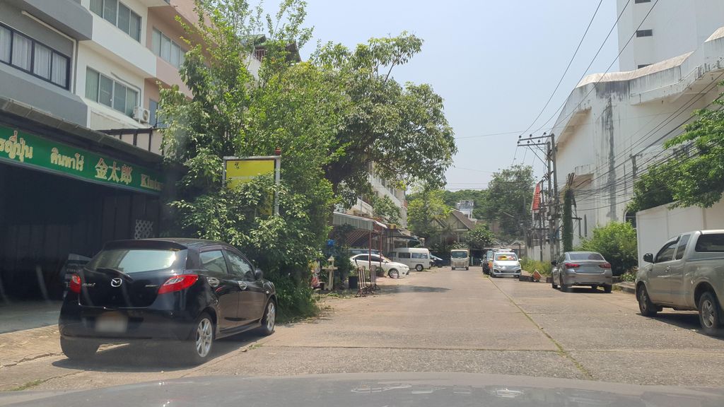 ภาพถนนตรงที่ Purewheybars.cnx ตั้งอยู่ ถ่ายโดย jrcarlsen พ.ศ. 2565 (2022) · A street-level view of where Purewheybars.cnx stands, by jrcarlsen in 2565 (2022)
