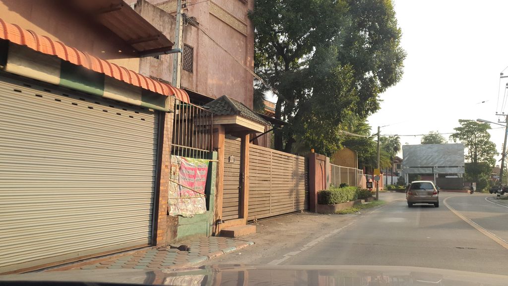 ภาพถนนตรงที่ ไอติม ป่าบง ตั้งอยู่ ถ่ายโดย jrcarlsen พ.ศ. 2564 (2021) · A street-level view of where ไอติม ป่าบง · Aitim Pa Bong stands, by jrcarlsen in 2564 (2021)
