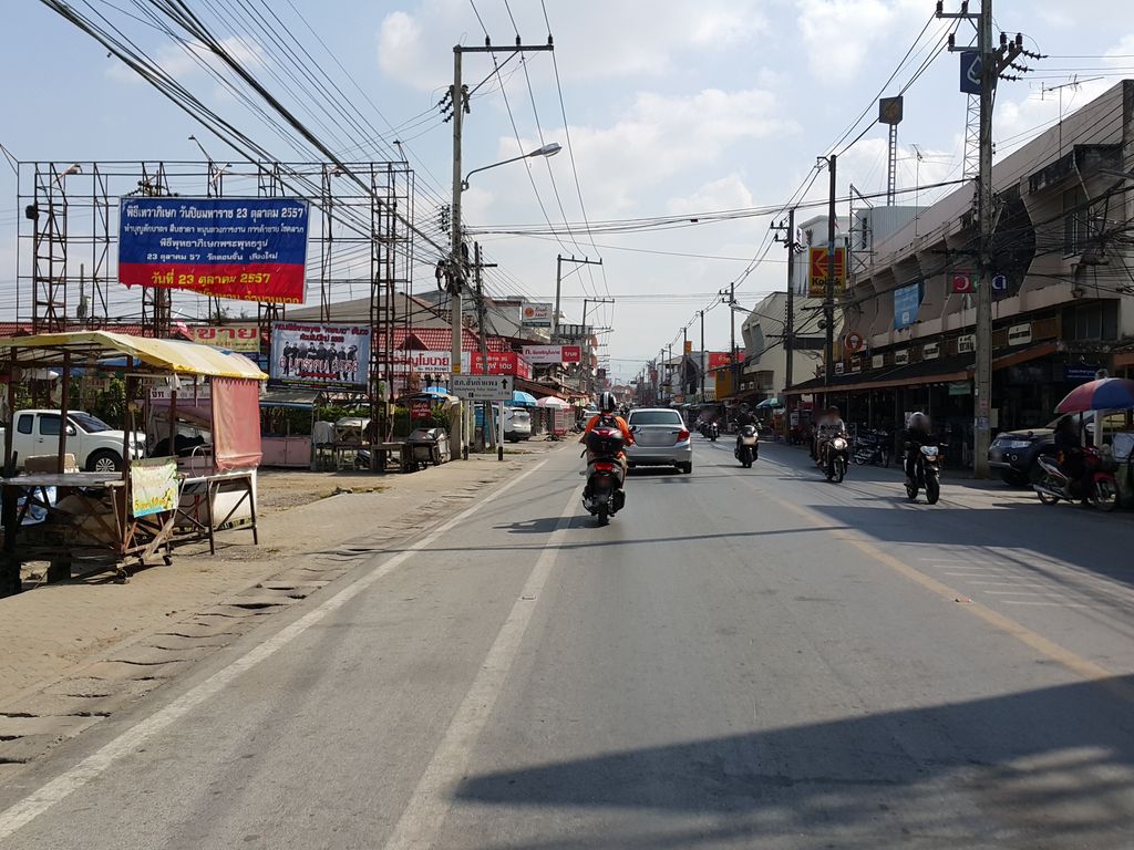 ภาพถนนตรงที่ ครัวป้าแดงอาหารตามสั่งเจ้าเก่าข้างข่วงสันกำแพง ตั้งอยู่ ถ่ายโดย jrcarlsen พ.ศ. 2557 (2014) · A street-level view of where ครัวป้าแดงอาหารตามสั่งเจ้าเก่าข้างข่วงสันกำแพง · Khruapadaeng Ahantamsang Chaokao Khang Khwongsankamphaeng stands, by jrcarlsen in 2557 (2014)