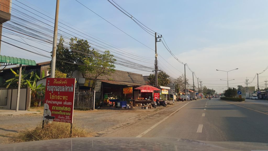 ภาพถนนตรงที่ จิงจูไฉ่เจ้น้อง ตั้งอยู่ ถ่ายโดย jrcarlsen พ.ศ. 2566 (2023) · A street-level view of where จิงจูไฉ่เจ้น้อง · Chingchuchai Che Nong stands, by jrcarlsen in 2566 (2023)