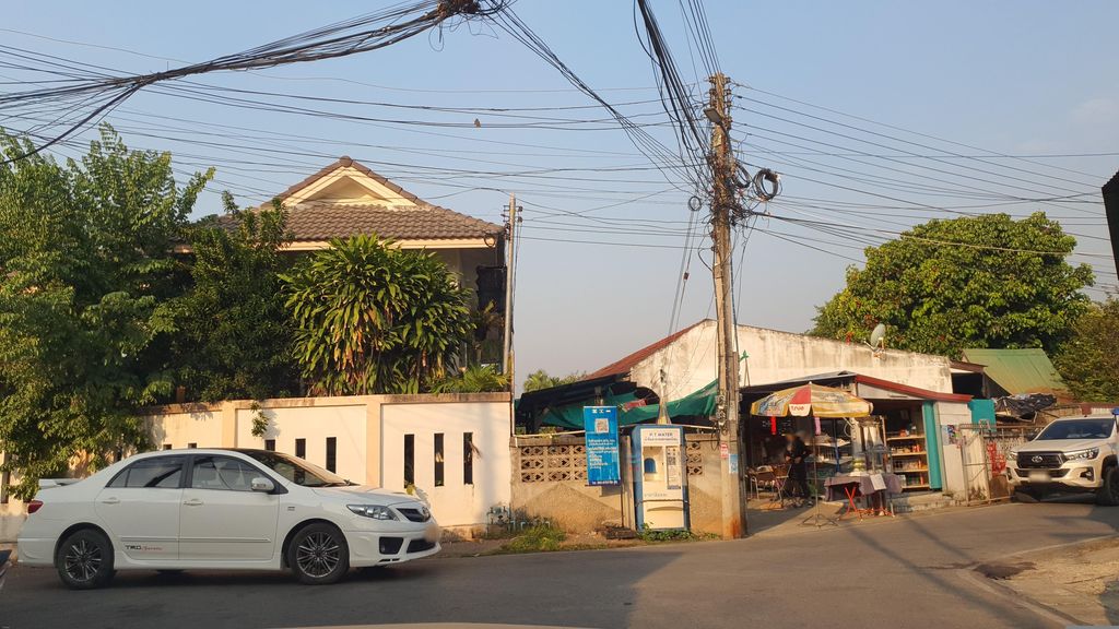 ภาพถนนตรงที่ ก๋วยเตี๋ยวเนื้อตุ๋นปู่คิวปากหมาข้างโรงบาลหางดง ตั้งอยู่ ถ่ายโดย jrcarlsen พ.ศ. 2566 (2023) · A street-level view of where ก๋วยเตี๋ยวเนื้อตุ๋นปู่คิวปากหมาข้างโรงบาลหางดง · Kuaitiao Nueatun Pu Khio Pakma Khangrongban Hang Dong stands, by jrcarlsen in 2566 (2023)